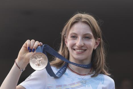 Gimnasta Ana Maria Bărbosu a primit medalia de bronz la Bucureşti: 'Nu pot să nu mă gândesc şi la Sabrina şi la Jordan' (FOTO)