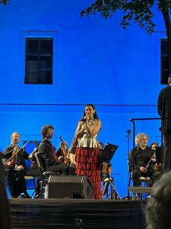 Drag de tango: Analia Selis le-a adus (și tradus) orădenilor cântece argentiniene, cu ajutorul orchestrei Filarmonicii (VIDEO)