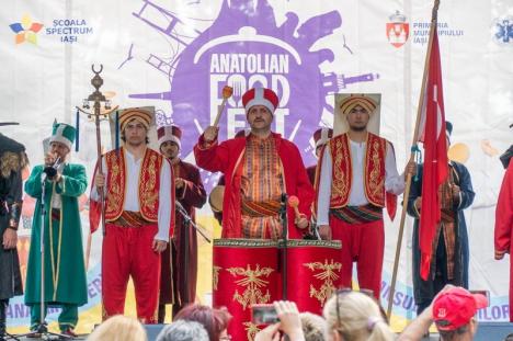 Otomanii vor 'invada' Piaţa Unirii: Turcii de la Anatolian Food Festival au pregătit o paradă pentru orădeni