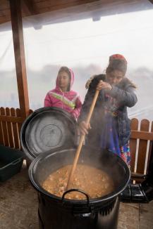 'Mă mândresc că sunt de etnie romă': Romii din Girișu de Criș, sărbătoriți de asociațiile care îi ajută să se integreze (FOTO / VIDEO)
