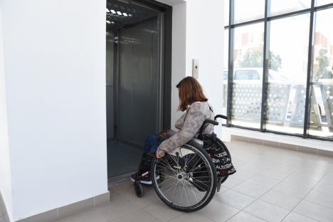 Lecția de ambiție: Înfruntând pandemia, Livia lucrează într-un scaun cu rotile la spitalul anti-Covid din Oradea (FOTO / VIDEO)