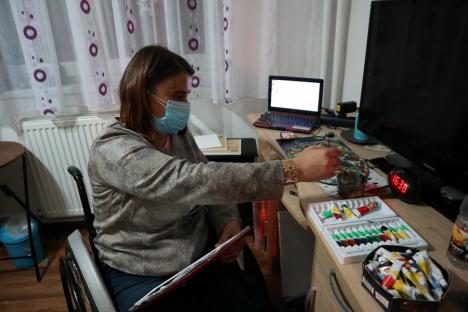 Lecția de ambiție: Înfruntând pandemia, Livia lucrează într-un scaun cu rotile la spitalul anti-Covid din Oradea (FOTO / VIDEO)