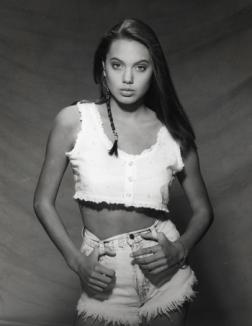 Angelina, în poze sexy la 15 ani (FOTO)