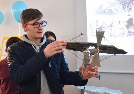 Liceenii de la Colegiul Traian Vuia şi-au omagiat patronul spiritual cu machete ale avionului cu care inventatorul a făcut primul zbor din lume (FOTO)