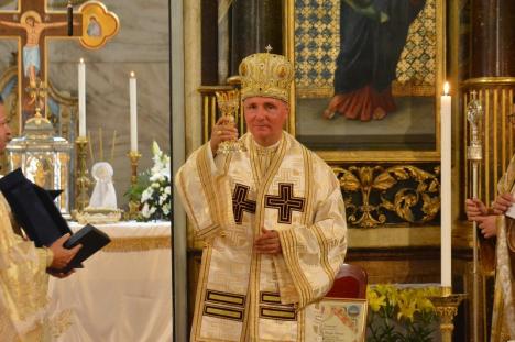 Nunţiul Apostolic la Oradea. Sute de orădeni au participat duminică la aniversarea a 25 de ani de când Virgil Bercea e episcop (FOTO / VIDEO)