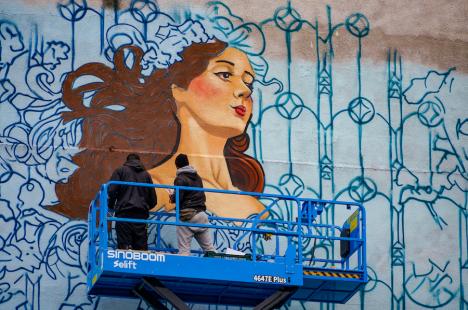„Anotimpurile Art Nouveau”: Pictura murală din centrul Oradiei prinde contur (FOTO)