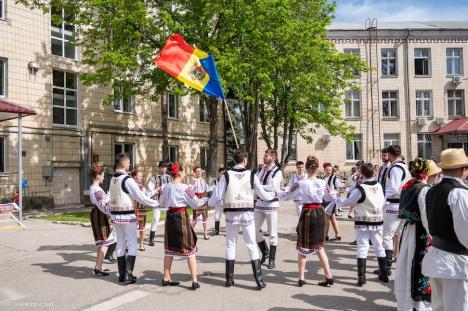 Un ansamblu de dansuri populare din Bihor a reprezentat România la un festival folcloric din Republica Moldova (FOTO/VIDEO)