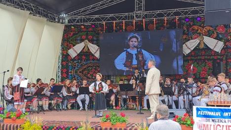 Un ansamblu folcloric din Bihor a cucerit trofeul festivalului internațional „Mugurel” (FOTO)