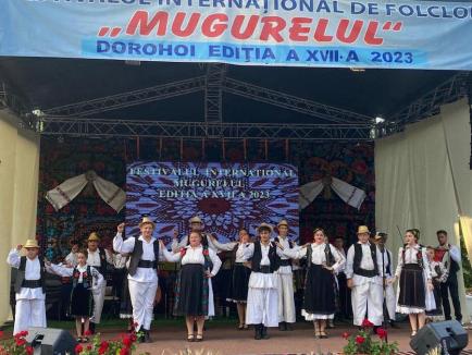 Un ansamblu folcloric din Bihor a cucerit trofeul festivalului internațional „Mugurel” (FOTO)