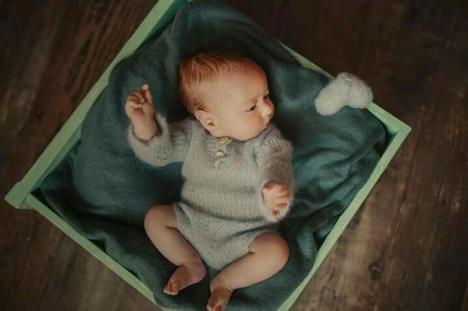 Un bebeluş de 7 luni, bolnav de rujeolă, este în stare gravă la Spitalul Municipal din Oradea. Părinţii acuză doctorii că ar fi ascuns riscul de îmbolnăvire (FOTO)
