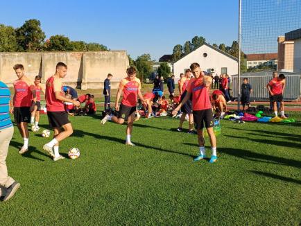 Fotbaliștii de la FCSB au ajuns la Oradea. La antrenamentul oficial i-au întâmpinat Mihai Neșu și 100 de copii (FOTO/VIDEO)