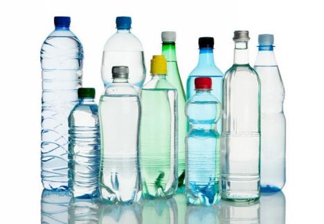 Ştii ce bei? Peste 11.000 de litri de apă minerală, opriţi de la vânzare de comisarii pentru Protecţia Consumatorilor