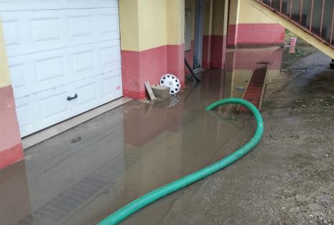 Pagube după furtună, în Oradea: Curţi, un garaj şi subsolul unui bloc au fost inundate