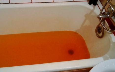 PSD îl invită pe Stănel Necula la o baie în apa maronie care curge la robinetele de apă caldă