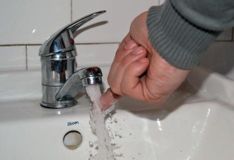 Reprezentanţii Termoficare promit că începând de marţi toţi consumatorii din Oradea şi Sînmartin vor avea apă caldă