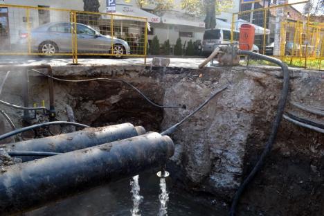 Golirea magistralei de termoficare din strada Mihai Eminescu a umplut de apă fiebinte străzile vecine (FOTO)