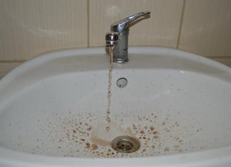 Faceţi-vă provizii! CAO opreşte apa patru nopţi consecutiv pentru spălarea magistralelor