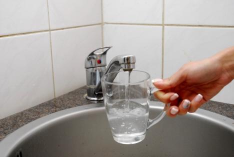 Guvernul se bagă la apă: Analizează reducerea TVA la apa de la robinet