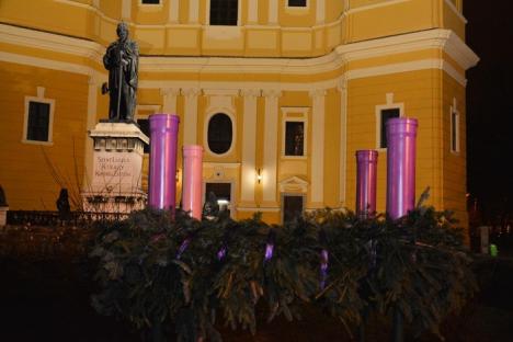 Pregătiri pentru Crăciun: A fost aprinsă prima lumânare din coroniţa de advent din faţa Catedralei Romano-Catolice (FOTO)