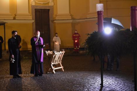 Moment emoţionant la catedrala romano-catolică din Oradea: Prima lumânare de Advent a fost aprinsă de medicul Béres Zsolt de la SMURD (FOTO / VIDEO)