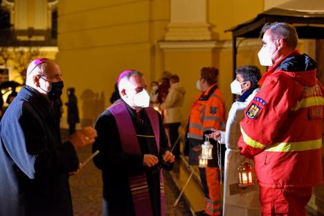 Moment emoţionant la catedrala romano-catolică din Oradea: Prima lumânare de Advent a fost aprinsă de medicul Béres Zsolt de la SMURD (FOTO / VIDEO)