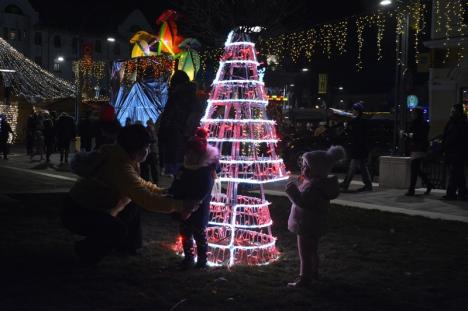 Iluminatul de sărbători a fost pornit, a început Târgul de Crăciun în Oradea. Vezi cum arată! (FOTO / VIDEO)