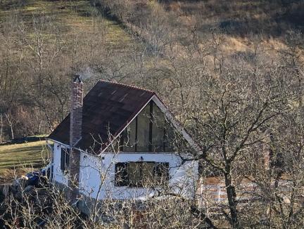 O casă de oaspeţi dintr-un cătun din Bihor a ars cu o seară înainte să primească primii turişti (FOTO)