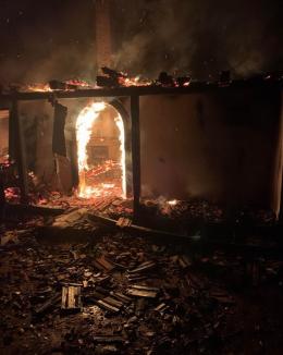 O casă de oaspeţi dintr-un cătun din Bihor a ars cu o seară înainte să primească primii turişti (FOTO)
