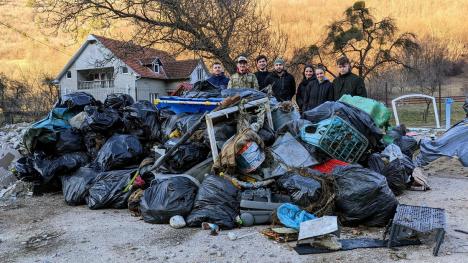 Aqua Crisius: Un camion și o remorcă de deșeuri colectate din albia unui râu din Bihor