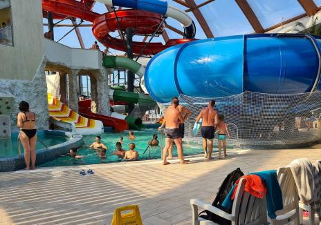 Pedofil la Aquapark-ul din Oradea! Un bărbat a fost arestat, după ce a fost prins de părinți filmându-le copiii sub apă