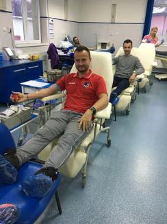 Arbitrii bihoreni au donat sânge şi au oferit cadouri copiilor cu deficienţe sensoriale (FOTO)