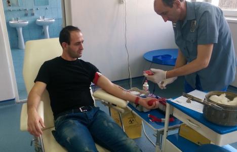 Arbitrii bihoreni de fotbal, împreună la o acţiune de donare de sânge (FOTO)