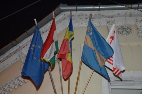 Laszlo Tokes a arborat drapelul regiunii Partium la sediul biroului său de europarlamentar (FOTO/VIDEO)