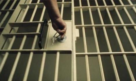 Un poliţist a scos un deţinut din celulă pentru a-l duce la o petrecere surpriză