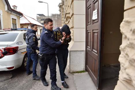 Mandat de arestare pe numele criminalului din Adoni: Bestia care a ucis doi oameni s-a ferit de ziarişti şi a refuzat să facă declaraţii (FOTO/VIDEO)