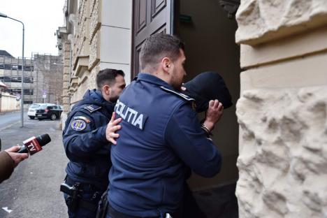 Mandat de arestare pe numele criminalului din Adoni: Bestia care a ucis doi oameni s-a ferit de ziarişti şi a refuzat să facă declaraţii (FOTO/VIDEO)