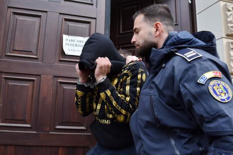 Mandat de arestare pe numele criminalului din Adoni: Bestia care a ucis doi oameni s-a ferit de ziarişti şi a refuzat să facă declaraţii (FOTO/VIDEO)