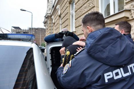 Mandat de arestare pe numele criminalului din Adoni: Bestia care a ucis doi oameni s-a ferit de ziarişti şi a refuzat să facă declaraţii (FOTO/VIDEO)