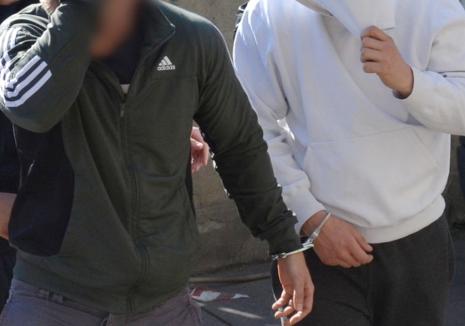 După ce a jefuit cu un 'tovarăş' casa unui bărbat din Bihor, un borfaş s-a întors la locul faptei şi i-a pus victimei cuţitul la gât