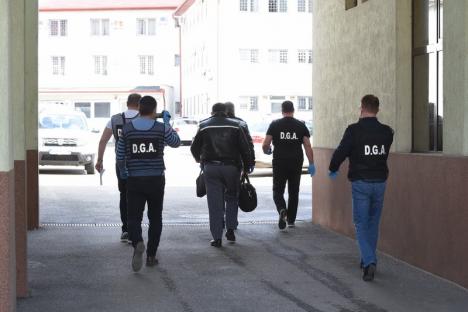 Şpagă în pandemie: Doi polițiști de frontieră din Bihor au fost ridicaţi de DGA direct din ghereta din vama Borș! (FOTO / VIDEO)