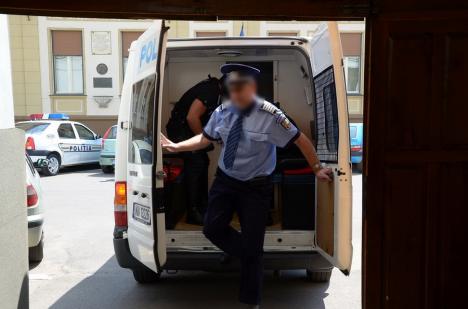Bărbatul din Bihor care a vrut să înjunghie un poliţist în misiune a fost arestat preventiv