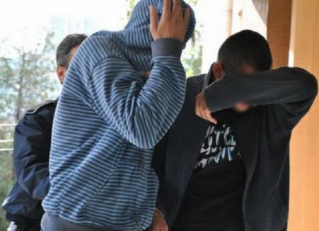 Doi tâlhari minori din Oradea au ajuns în arest. Unul are 14 ani şi a încercat să scape tăindu-l cu briceagul pe agentul de pază!