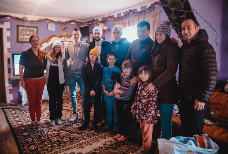 Iarnă mai bună: Familii nevoiaşe care locuiesc la poalele Munţilor Apuseni au primit pachete cadou (VIDEO)