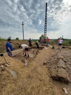 Cercetări pe Dealul Mănăstirii: Urmele unor chilii de secol XIII, descoperite de arheologi în Sântion
