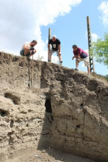 Cercetări pe Dealul Mănăstirii: Urmele unor chilii de secol XIII, descoperite de arheologi în Sântion