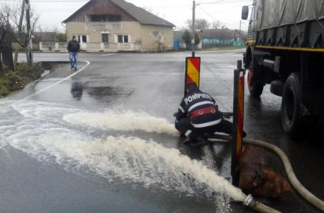 Pagube produse de vremea rea: O şură din Rieni a fost trăsnită. În Oradea, apa a inundat o stradă