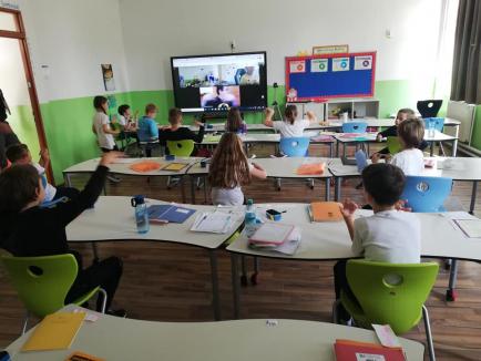 Anchetă penală: Elevi şi profesori găsiţi în clase într-o şcoală privată din Oradea, în ciuda restricțiilor