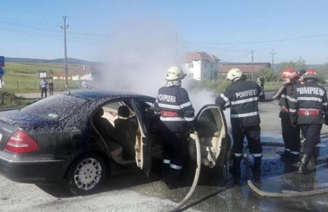 Coincidenţă nefastă: Două maşini au luat foc în mers, din acelaşi motiv, una în Oradea, alta în Aleşd