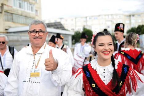 „Nuntaș” pe veci: Dinu Avram, un inginer cu dansul popular în sânge, este de 50 de ani membru al Nuntașilor Bihorului (FOTO)