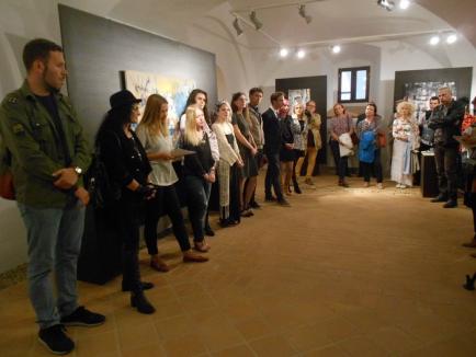 Artă 'fără frontiere'. La Cetatea Oradea a fost vernisată o expoziţie de lucrări a tinerilor artişti locali (FOTO)